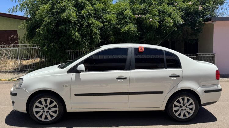VOLKSWAGEN POLO SEDAN 1.6
