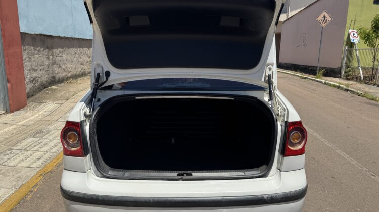 VOLKSWAGEN POLO SEDAN 1.6